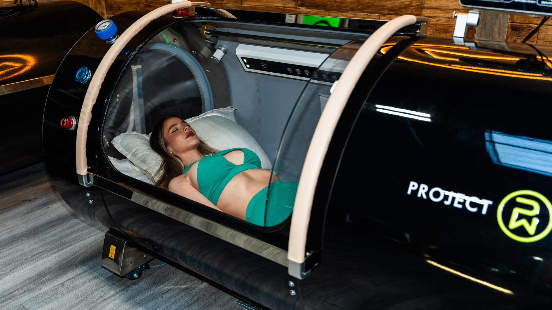 Hyperbaric oxygen therapy chamber